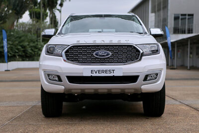 danh gia xe ford everest 2022 facelift gia ban tu 965 trieu dong 3130 400x267 - So sánh Ford Everest và Hyundai Santafe trên tất cả các phương diện