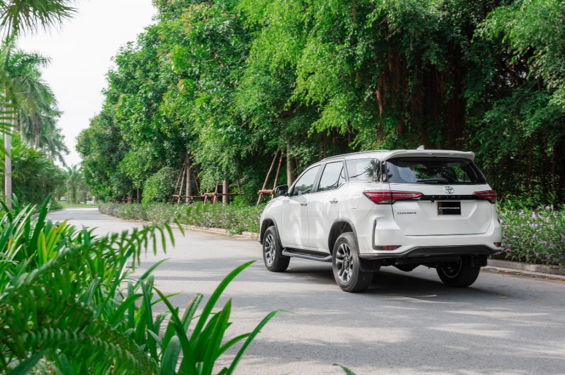 danh gia xe toyota fortuner 2024 moi ban tai viet nam gia ban giam lieu co keo noi doanh so 4304 5 - Đ&aacute;nh gi&aacute; xe Toyota Fortuner 2025 mới b&aacute;n tại Việt Nam: Gi&aacute; b&aacute;n giảm liệu c&oacute; k&eacute;o nổi doanh số "bết b&aacute;t"?