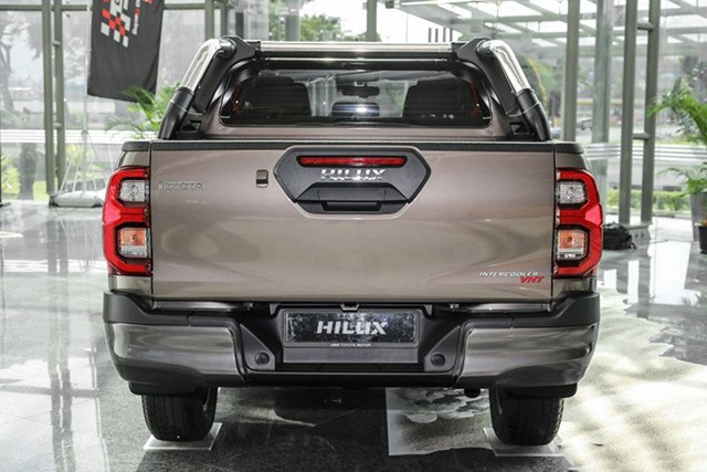 Ở ph&iacute;a đu&ocirc;i xe Toyota Hilux 2023 tiếp tục trang bị cụm đ&egrave;n hậu LED gồm 2 khoang độc đ&aacute;o &ocirc;m dọc lấy phần th&ugrave;ng xe.