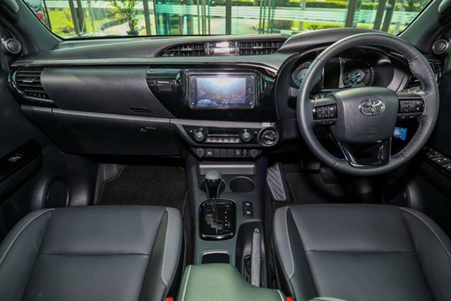 Tổng thể nội thất Toyota Hilux 2023 kh&ocirc;ng c&oacute; qu&aacute; nhiều kh&aacute;c biệt so với xe đang b&aacute;n ở Việt Nam.