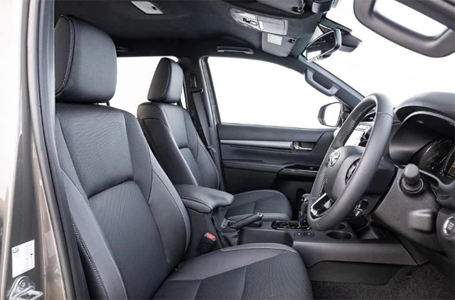 T&ugrave;y từng phi&ecirc;n bản m&agrave; hệ thống ghế ngồi của Toyota Hilux 2023 được bọc da hay nỉ kh&aacute;c nhau.