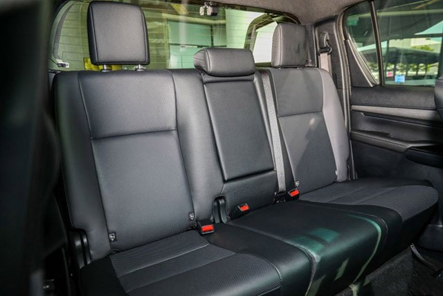 H&agrave;ng ghế sau Toyota Hilux 2023 c&oacute; phần hạn hẹp về khoảng kh&ocirc;ng đầu, vai v&agrave; phần đầu gối, khiến người ngồi nhất l&agrave; những h&agrave;nh kh&aacute;ch cao lớn sẽ bị kh&oacute; chịu.