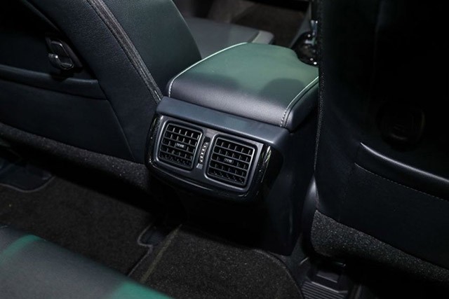 Toyota Hilux 2023 với tiện nghi ở mức kh&aacute; tốt sưởi, bọc da đục lỗ, &acirc;m thanh JBL 9 loa cao cấp, hệ thống điều h&ograve;a tự động.