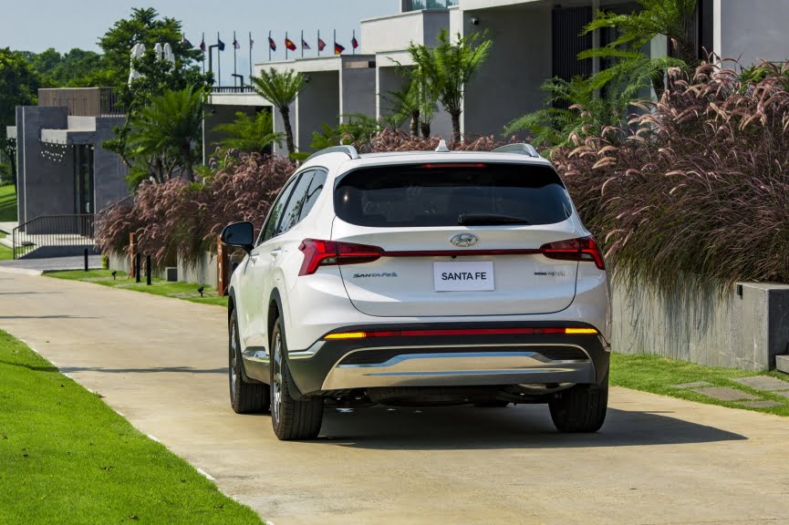 Đ&aacute;nh gi&aacute; xe Hyundai SantaFe Hybrid 2023: Cung c&acirc;́p th&ecirc;m sự lựa chọn cho khách hàng, phù hợp xu hướng tương lai