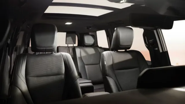 Khoang h&agrave;nh kh&aacute;ch xe Toyota Prado 2025